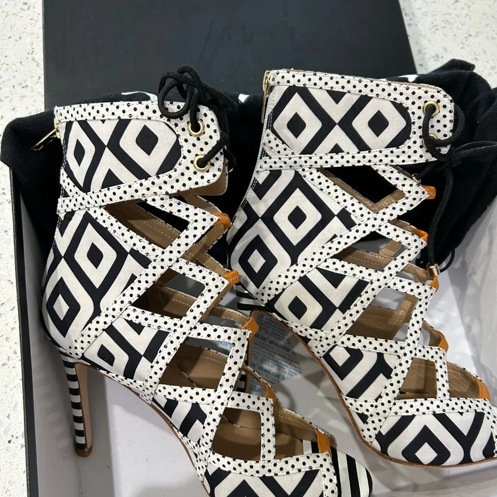 ⬇️PRICE 💐 Alejandra G - Black and White Bootie Heel - Size 37 - Picture 3 of 12